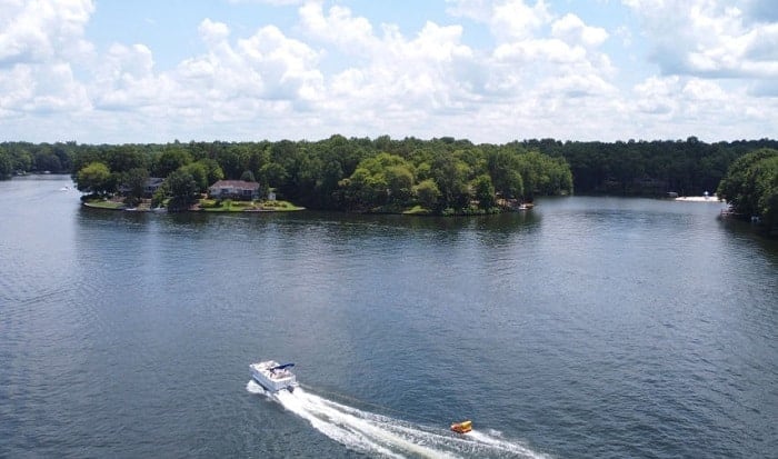 How-fast-should-you-pull-a-tube-behind-a-boat