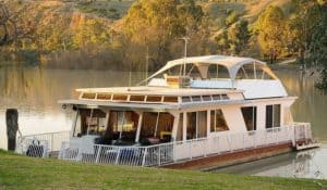 How much does it cost to live on a houseboat