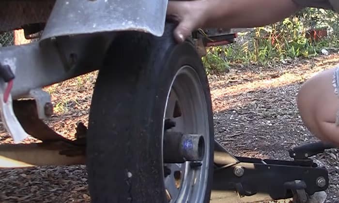 changing-wheel-bearings-on-a-boat-trailer