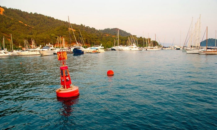 channel markers & buoys