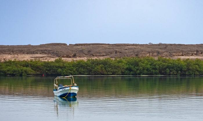 how to anchor a boat in a lake