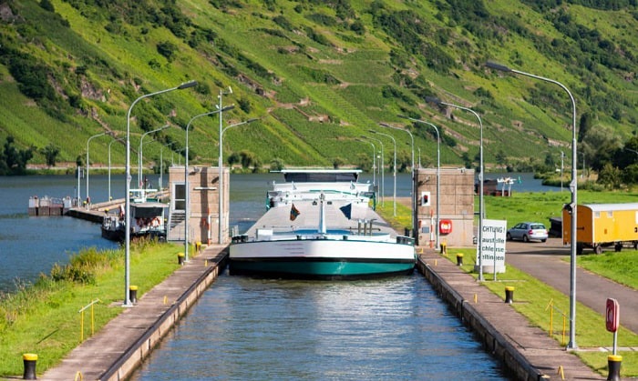 When arriving at a navigation lock what is the order of priority