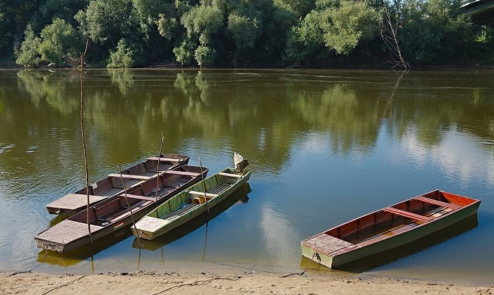 large-flat-bottom-boats