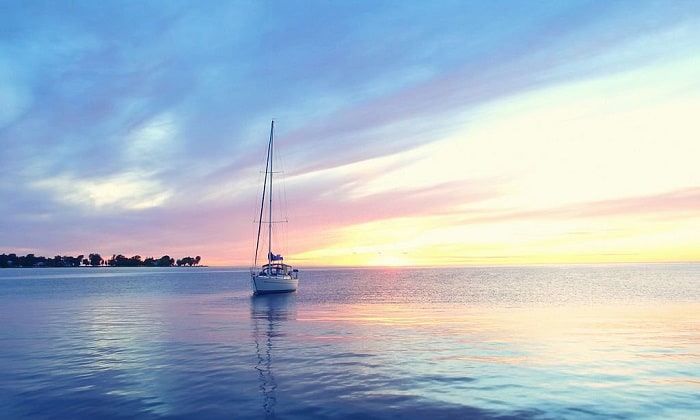 painting-a-sailboat-hull