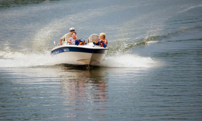 Legal-Requirements-Tied-to-Boat-Speed-and-Etiquette